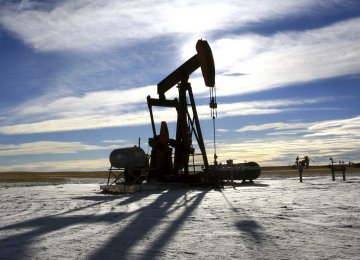 IEA Sees Record Mideast Oil Supply, Slump in US Output