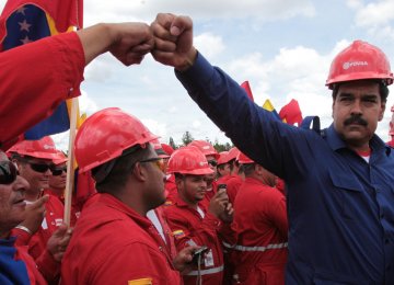 Columbia University: Venezuela Oil Output to Drop in 2017