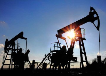 Zanganeh: Iran&#039;s Oil Export Surge Not Hurting Prices 