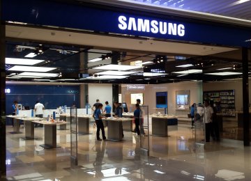 Samsung Still Dominates Phone Market