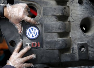 German FinMin Criticizes VW Management Over Bonuses