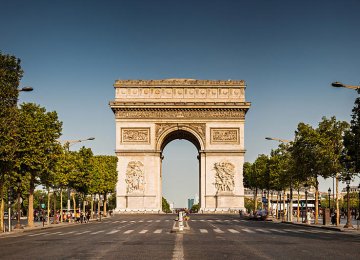 Wealthy Tourists Snub France