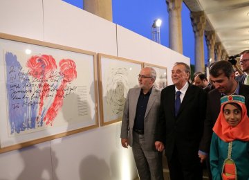 German Artist Uecker Presents Works to TMoCA 