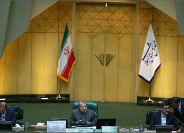 Majlis Speaker Ali Larijani (C)