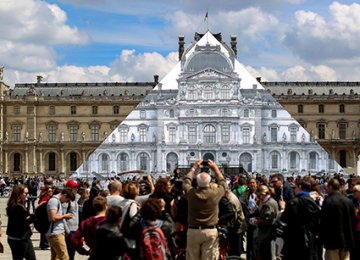 Louvre Pyramid ‘Disappears’