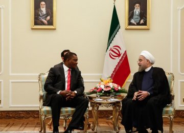  Kenyan National Assembly Speaker Justin Muturi (L) meets President Hassan Rouhani in Tehran on Sept. 25.