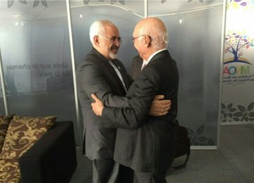 Zarif, Pak Counterpart Discuss Ties, Region  