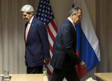 US Secretary of State John Kerry (L) and Russian Foreign Minister Sergey Lavrov walk to their seats for a meeting about Syria in Zurich, Switzerland, on Jan. 20, 2016. (File Photo)