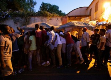 Migrants queue for food at a makeshift camp in Via Cupa in downtown Rome, Italy, on August 2, 2016. (File Photo) 