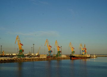 Kazakhstan’s new seaport in the north of Aktau is capable of unloading 80,000 tons of grain simultaneously with new cranes.