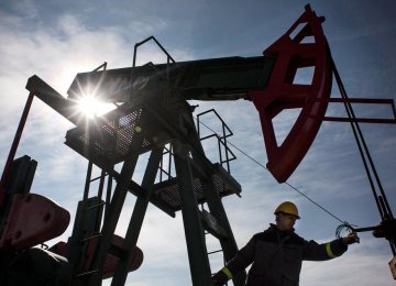 IEA: Oil Glut  to Last Until Late 2017