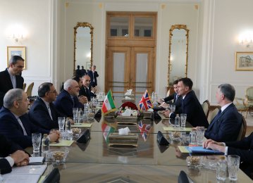 British FM, Zarif Discuss Ties, Region  