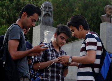 Iran Fixed, Mobile Internet Speeds Drop Marginally in May