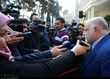 Zanganeh Says Energy Should Be Divorced From Politics 