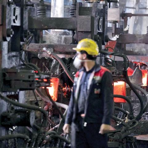 Iran’s Industrial Output Slumps Amid Policy, Energy Challenges
