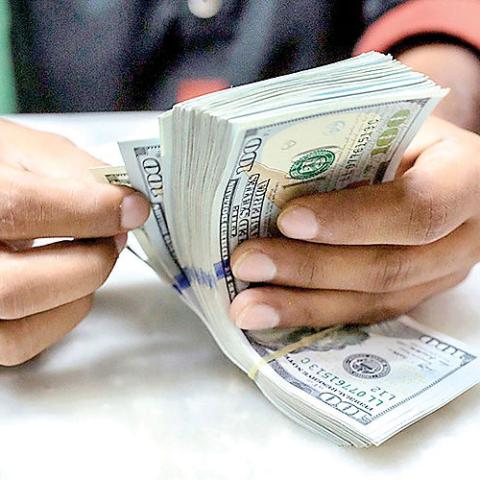Dollar Surge Puts Iran’s FX Market Under Fresh Strain