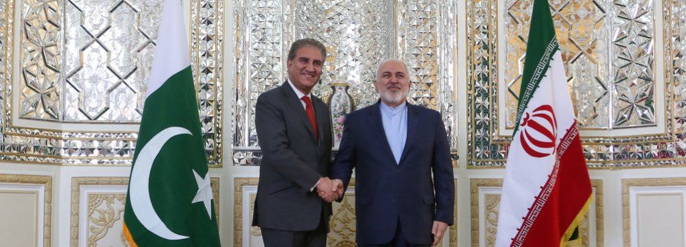 Iran, Pakistan Discuss Ties, Region