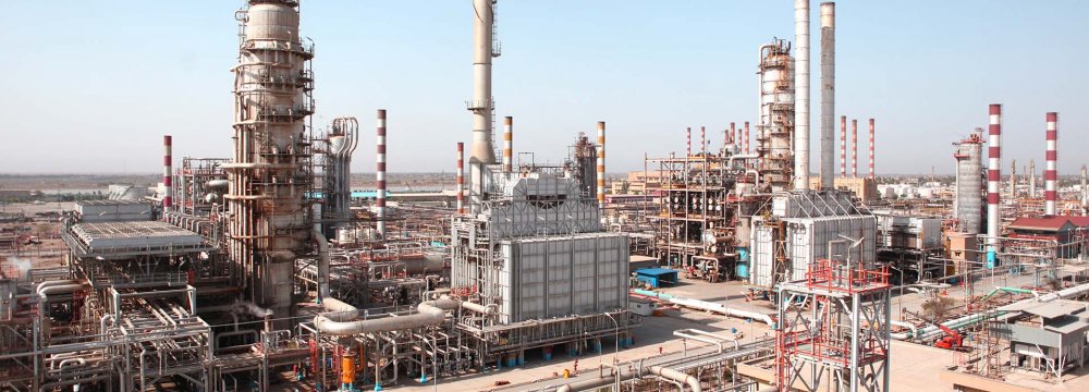 Oil Minister: Iran Comeback to Cut Oil Prices 