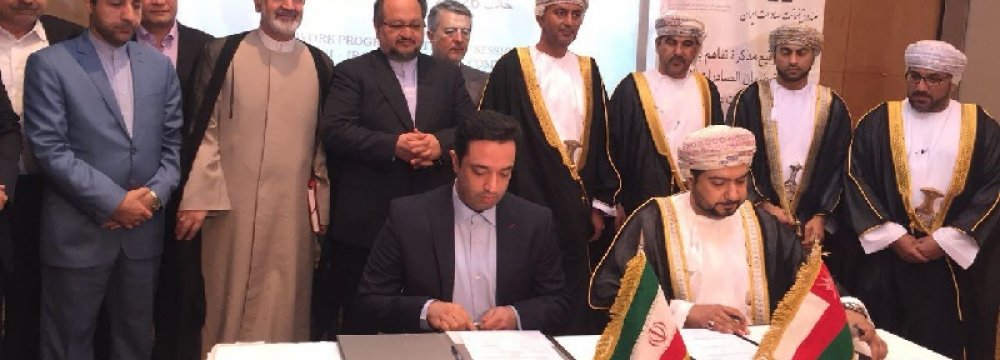 Arash Shahraini, a member of the board of directors and technical deputy of Export Guarantee Fund of Iran (L), and Qais bin Mohamed bin Moosa Al-Yousef, chairman of Export Credit Guarantee Agency of Oman, signed the agreement in Muscat on June 26.