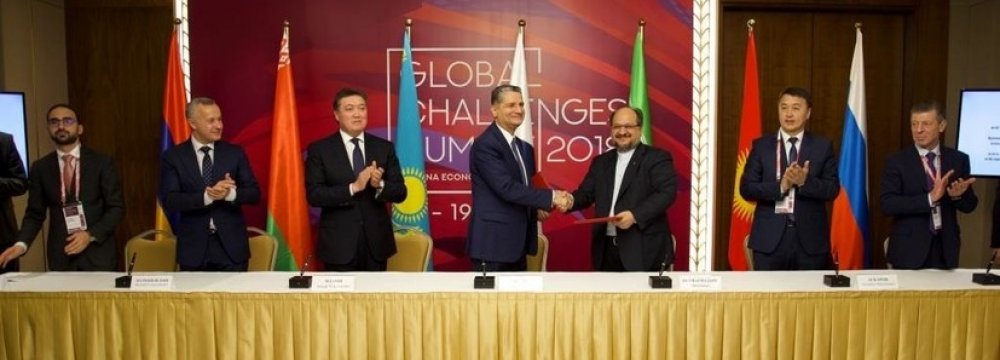 Iran’s Minister of Industries, Mining and Trade Mohammad Shariatmadari (3rd right) shakes hands with chairman of EEU Economic Commission board, Tigran Sargsyan, in Astana, Kazakhstan, on May 17.