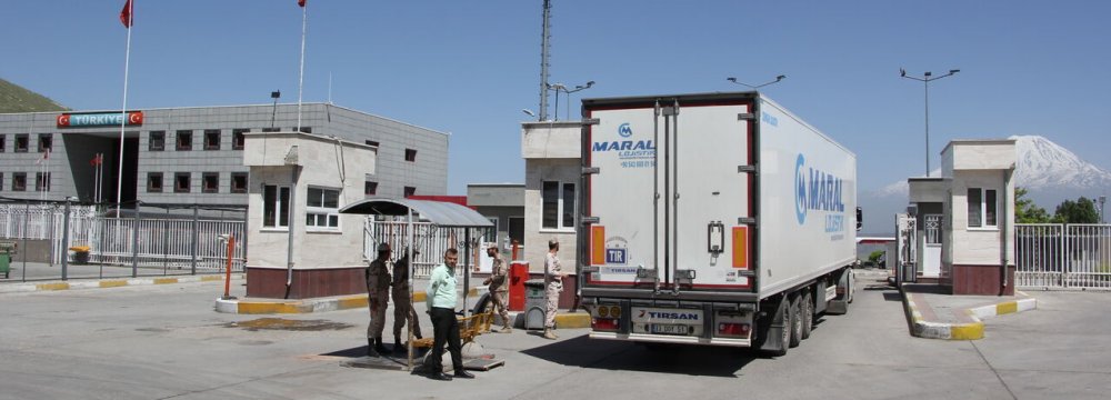 45% Decline in Exports via Bazargan Border Crossing 