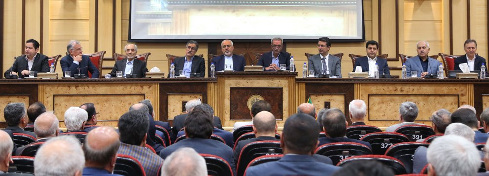 Mohammad Javad Zarif (4th L) addressed representatives of Iran Chamber of Commerce, Industries, Mines and Agriculture on June 24. (Photo: Bahareh Taghiabadi )