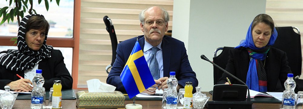 Stefan Ingves (C) on April 4 met with his Iranian counterpart at the  Central Bank of Iran headquarters in Tehran.     