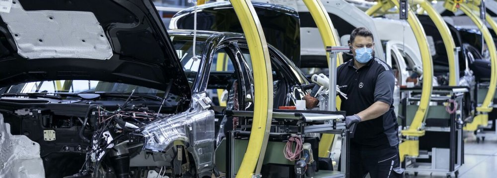 Gov't Weighs New Approach to Privatize 2 Big Carmakers