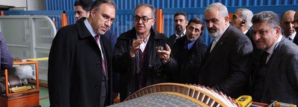 Iraqi Minister Tours MAPNA, Signs Deal With Tavanir