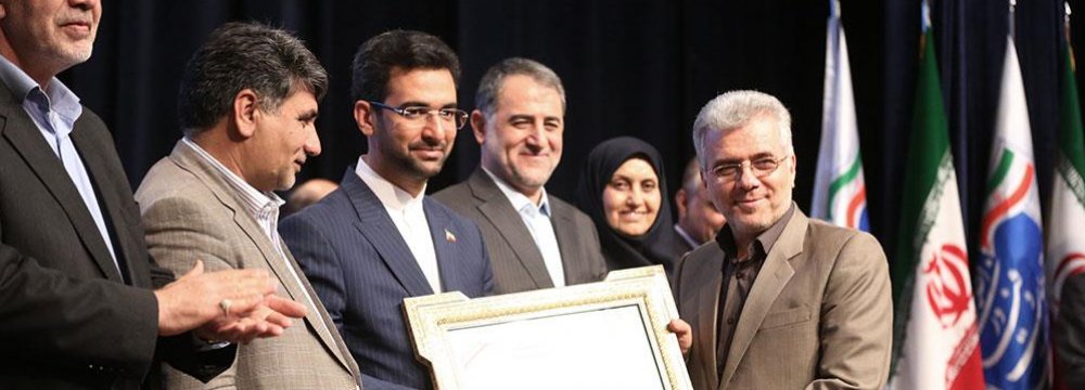 ICT Minister Mohammad Javad Azari-Jahromi (3rd L) presented an award to Hossein Fallah Josheqani, the head of Communications Regulatory Authority, in Tehran on March 12.