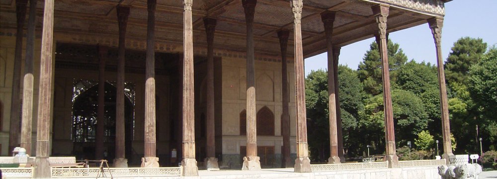 The colonnaded hall is the first part of the palace to catch the visitors’ eye.