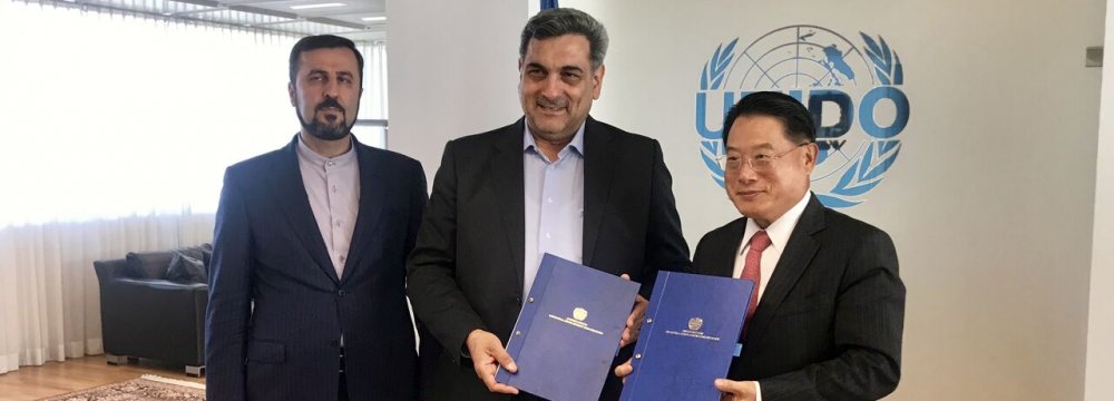 Tehran Mayor Signs MoU With UNIDO in Vienna