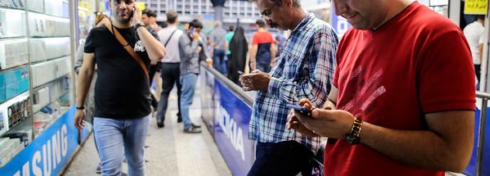 For Iran Hipsters: Smartphone Craze Was - Opinion