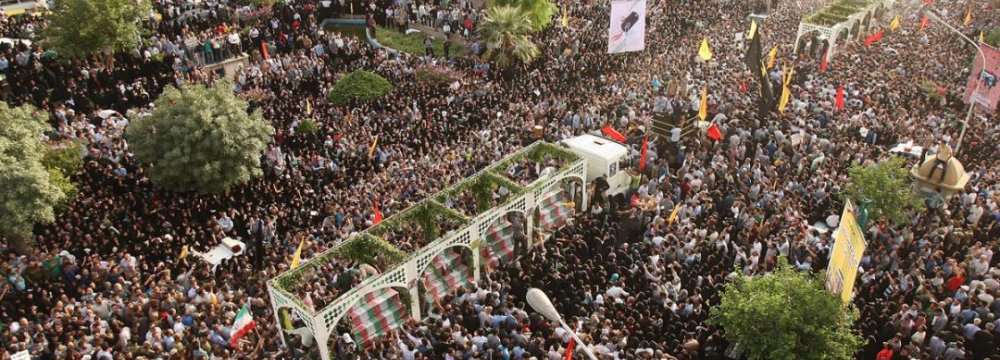 Leader Hails Massive Funeral for Martyrs