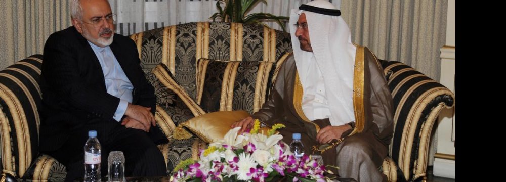 Zarif Meets Counterparts, OIC Chief in Kuwait 
