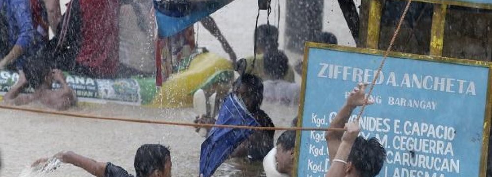 Floods  Shut Down Manila