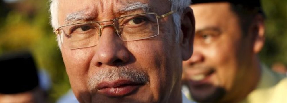 Malaysia Prosecutor Clears Premier of Corruption