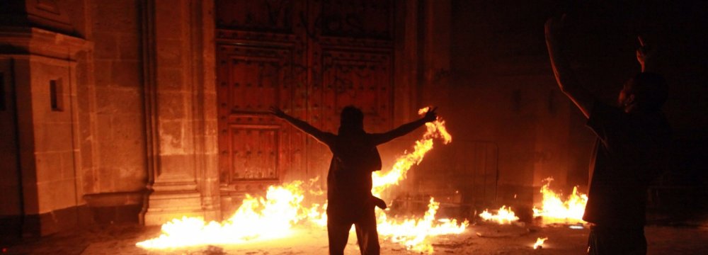 Protesters Torch Mexican Palace Over Missing Students 