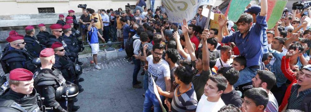 4,300 Migrants Arrive in Athens