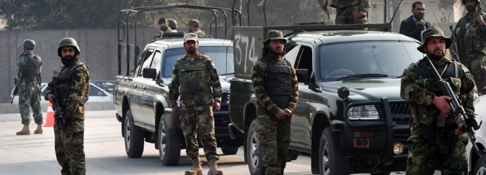 Gunmen Kill 4 Officers in Pakistan