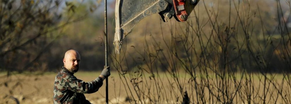 Slovenia to Erect Fence to Control Migrants