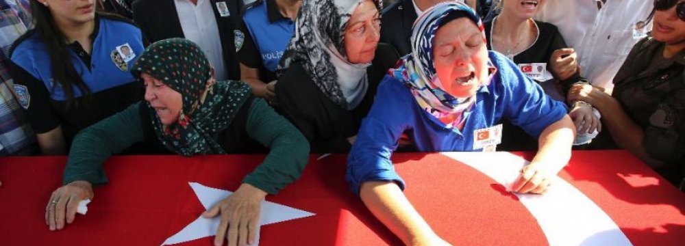 2 Policemen, 4 IS Militants Killed in Turkey