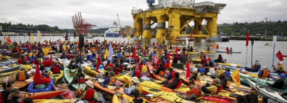 &#039;Paddle in Seattle&#039; Arctic Oil Drilling Protest