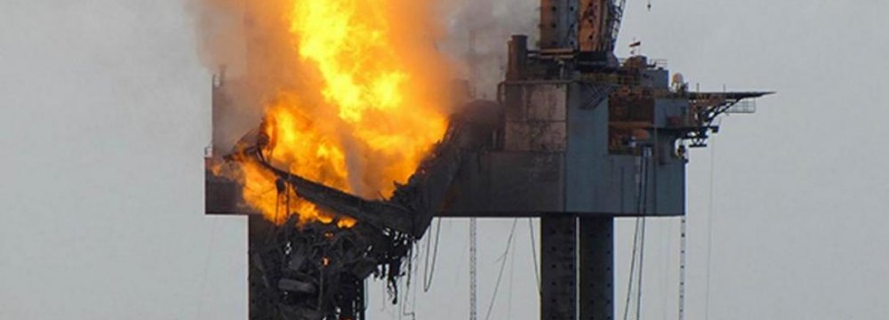 32 Azeri  Workers Die  in Caspian Fire