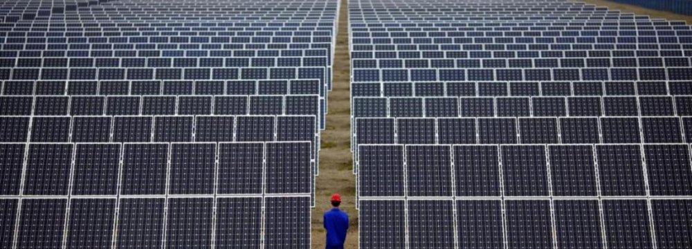 Oil Billionaire Makes $450m Bid on Russian Solar Ramp-Up