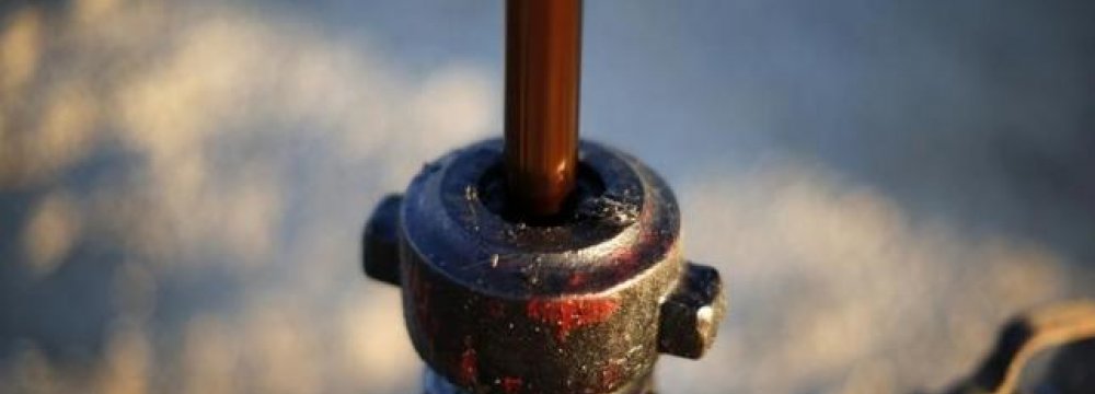 Oil Falls on US Supply Build