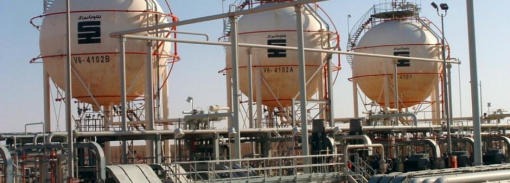 Tehran, Algiers Discuss Oil Price Slide  