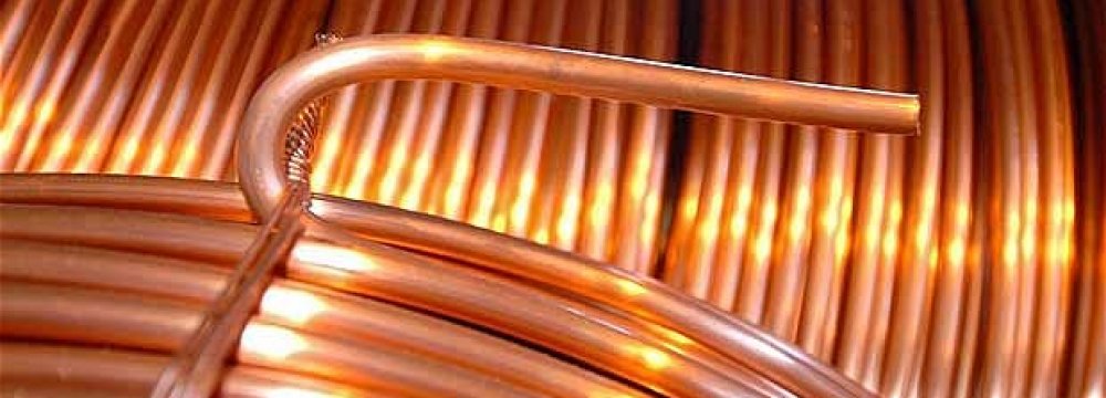 Copper Falls on Economic Uncertainty as China Returns