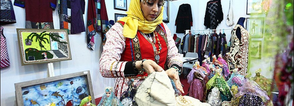 Fajr Fashion Focuses on Islamic Patterns