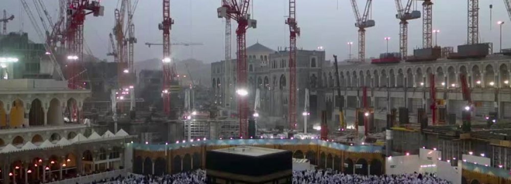 Saudi King Suspends Bin Laden Firm After Crane Disaster